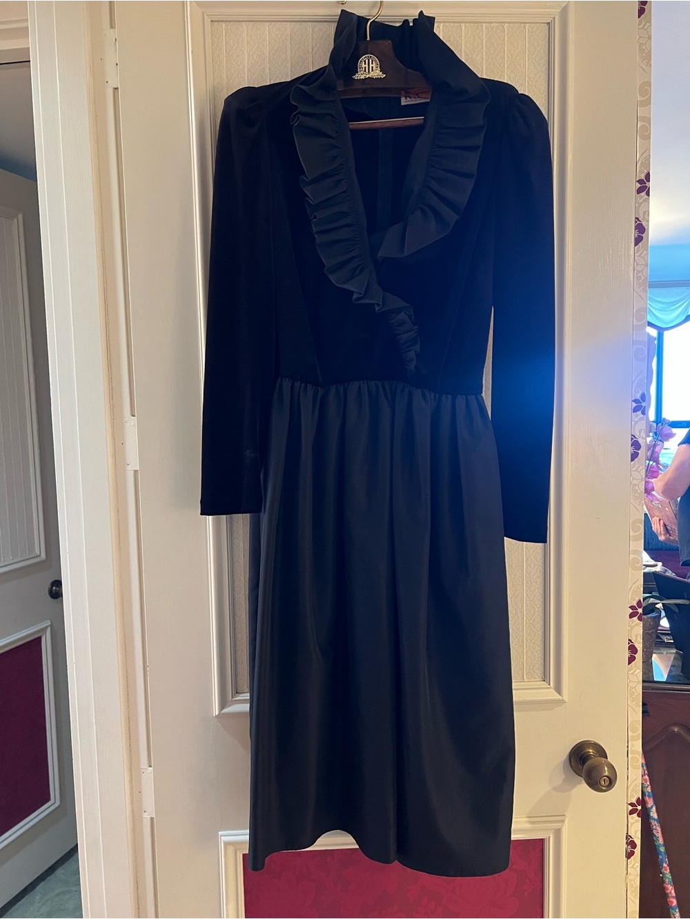 Women's Black Long-Sleeve Ruffle V-Neck Dress